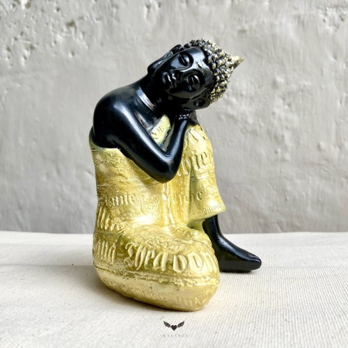 Buda de resina con túnica.